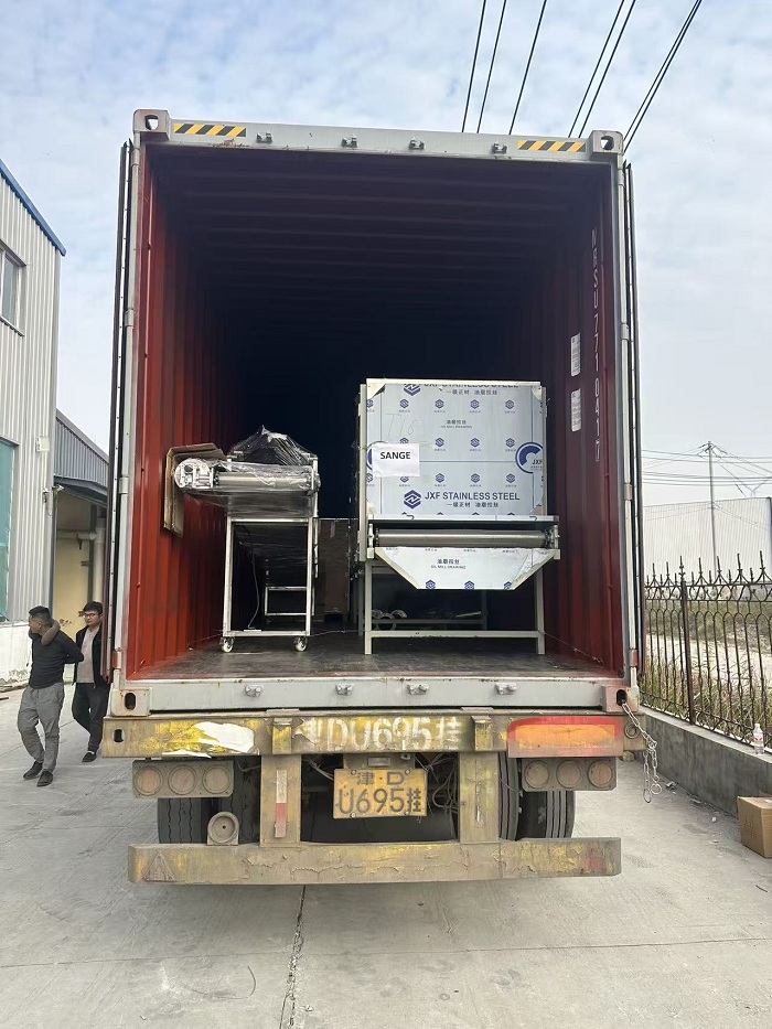 膨化食品生产线发到老挝整柜正报操作